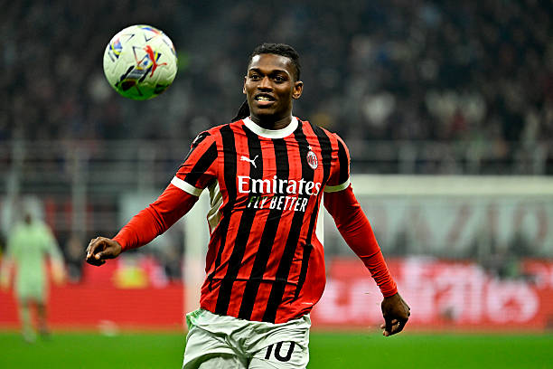 持对足球的 持对足球的